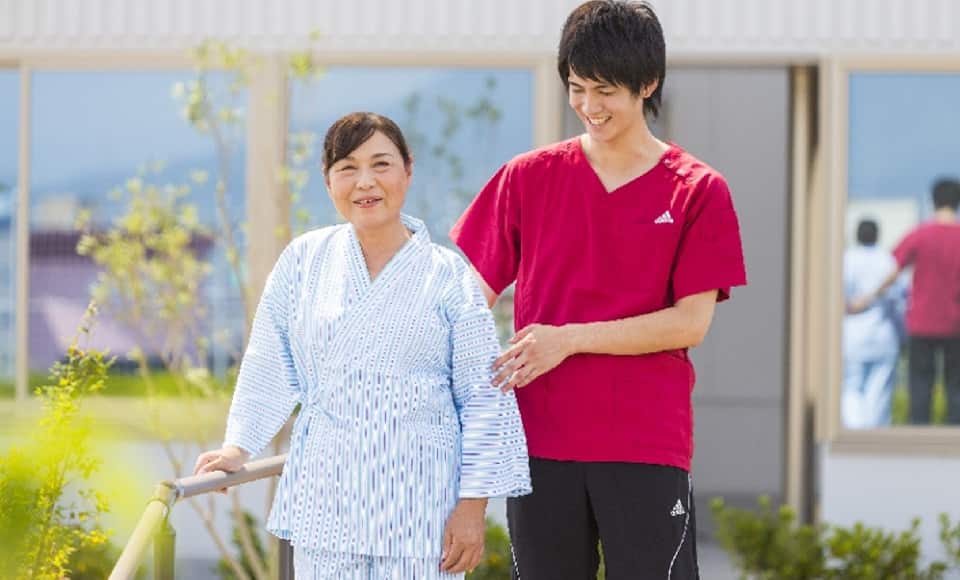 Vườn trên sân thượng: Bệnh nhân thích đi bộ quanh vườn trong quá trình phục hồi chức năng.