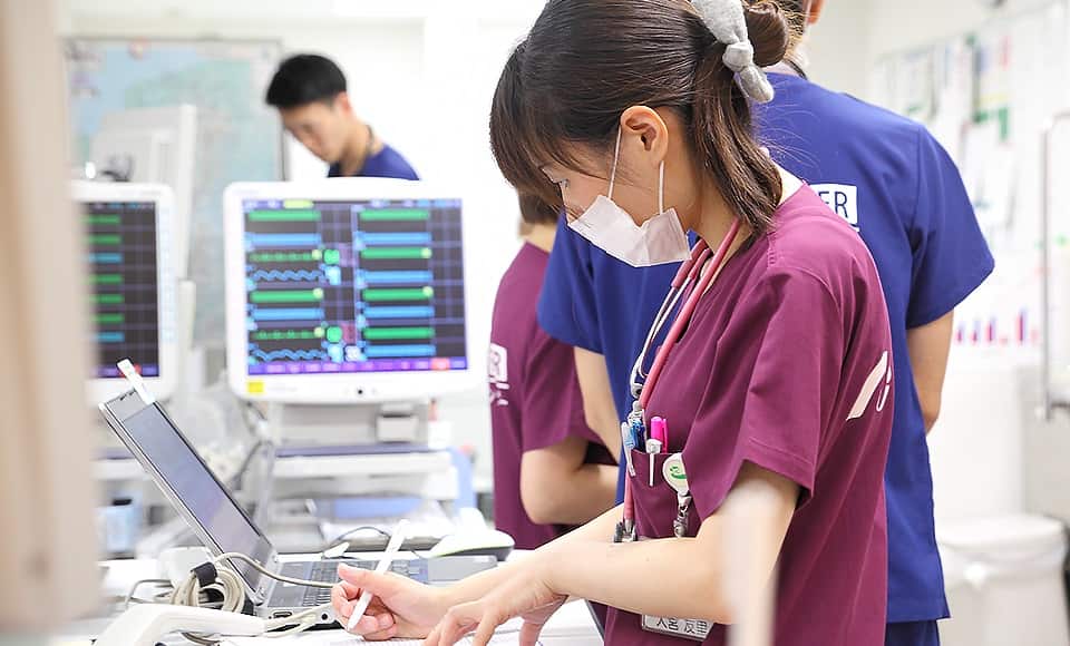 Y tá phòng cấp cứu ER