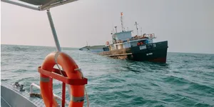 Trên vùng biển Cù Lao Chàm có Tàu vận tải chở theo 3.000 tấn xi măng đang chìm