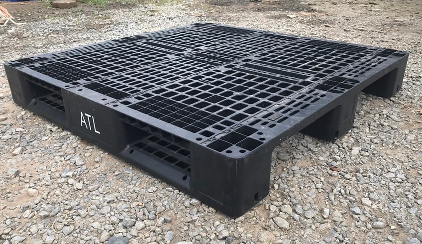 Pallet Nhựa Đen Là Gì? Ưu – Nhược Điểm Và Ứng Dụng Thực Tế Trong Kho Vận Hiện Đại