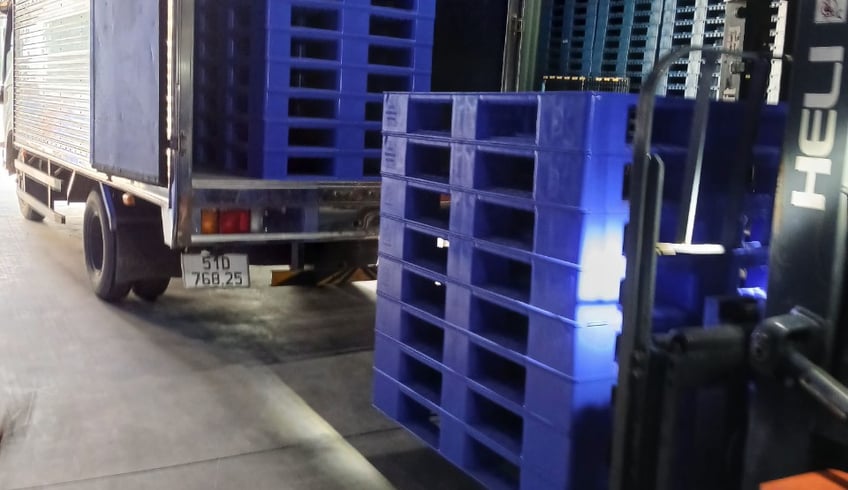 Pallet nhựa HDPE là gì? Đặc điểm, phân loại và ứng dụng thực tế trong kho vận hiện đại