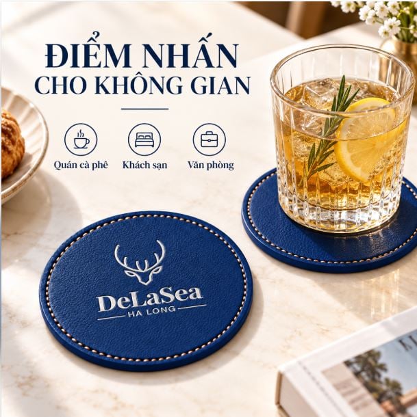 Đế lót ly da màu xanh dương logo nhũ bạc sử dụng dưới ly đồ uống trên bàn Đế lót ly da màu xanh dương logo nhũ bạc sử dụng dưới ly đồ uống trên bàn