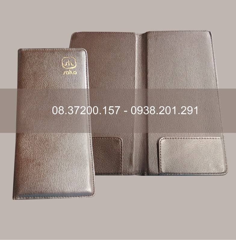 Bìa menu giả da màu nâu in logo Soho có nhũ vàng sang trọng và lịch sự Bìa menu giả da màu nâu in logo Soho có nhũ vàng sang trọng và lịch sự