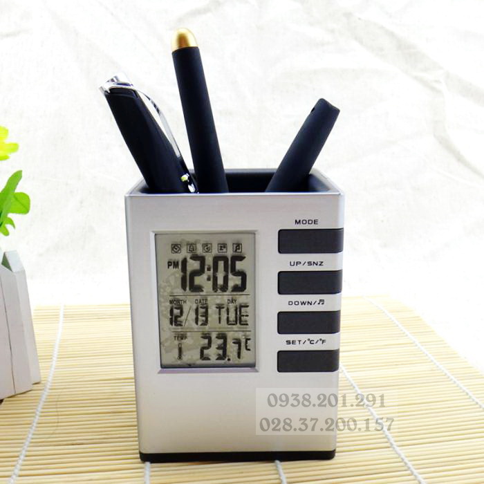 Hộp cắm bút nhựa có đồng hồ và lịch điện tử, dùng làm quà tặng dễ thương và tiện dụng Hộp cắm bút nhựa có đồng hồ và lịch điện tử, dùng làm quà tặng dễ thương và tiện dụng