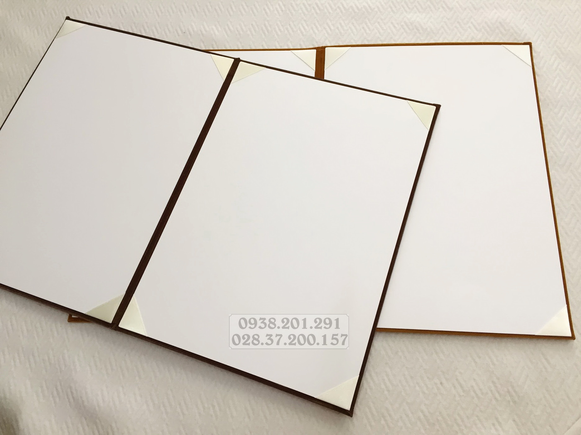 Bìa bằng nhung màu vàng bò, nâu, đỏ đậm ký kết hợp tác biên bản hợp đồng trình ký giấy khen thưởng giá rẻ có sẵn Bìa bằng nhung màu vàng bò, nâu, đỏ đậm ký kết hợp tác biên bản hợp đồng trình ký giấy khen thưởng giá rẻ có sẵn