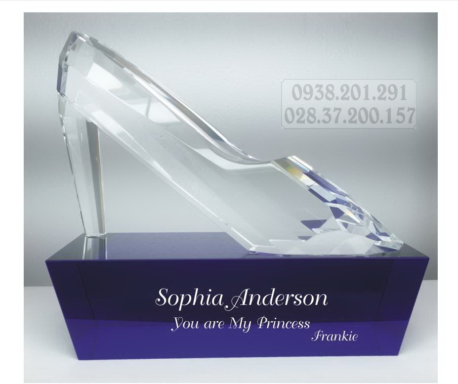 Kỷ niệm chương thủy tinh pha lê hình chiếc giày giá rẻ tphcm Kỷ niệm chương thủy tinh pha lê hình chiếc giày giá rẻ tphcm