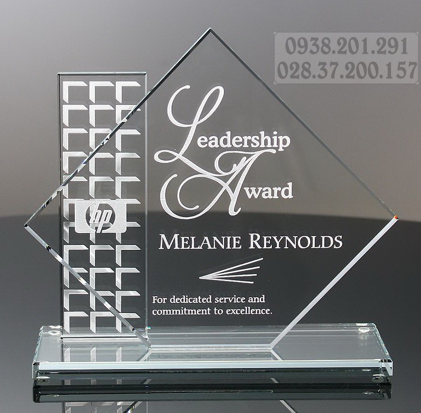 Kỷ niệm chương thủy tinh pha lê hình thoi tứ giác giá rẻ tphcm Kỷ niệm chương thủy tinh pha lê hình thoi tứ giác giá rẻ tphcm