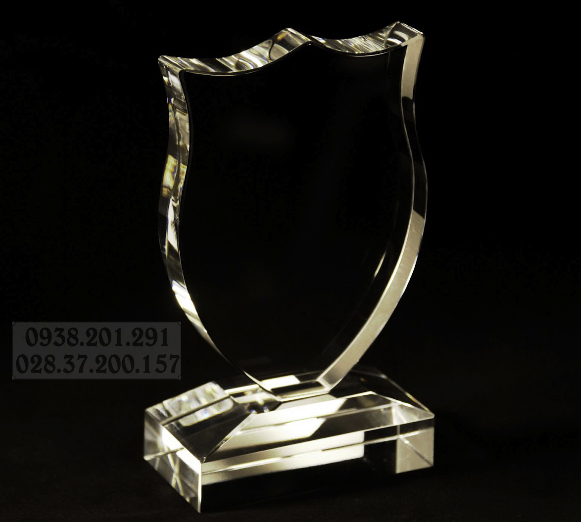 Kỷ niệm chương thủy tinh pha lê hình chiếc khiên giá rẻ tphcm Kỷ niệm chương thủy tinh pha lê hình chiếc khiên giá rẻ tphcm