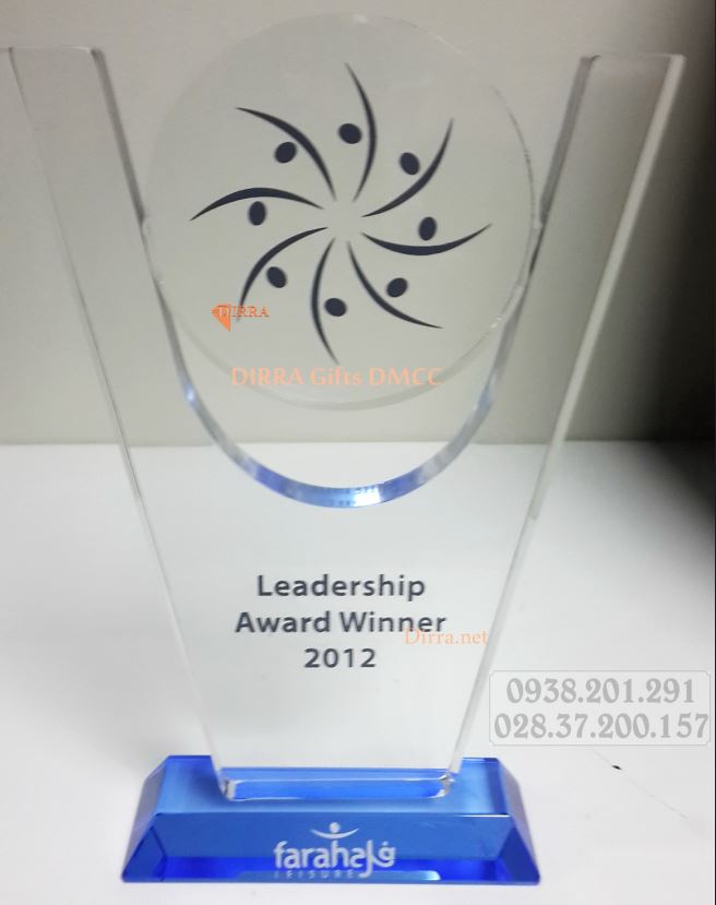 Kỷ niệm chương thủy tinh pha lê hình chiếc tay ôm cúp giá rẻ tphcm Kỷ niệm chương thủy tinh pha lê hình chiếc tay ôm cúp giá rẻ tphcm