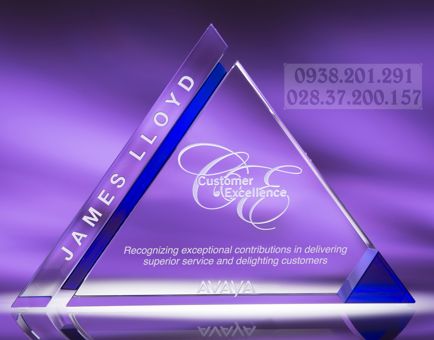 Kỷ niệm chương thủy tinh pha lê hình tam giác giá rẻ tphcm Kỷ niệm chương thủy tinh pha lê hình tam giác giá rẻ tphcm