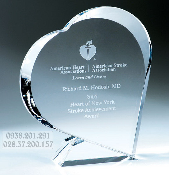 Kỷ niệm chương hình trái tim cúp khắc tên làm quà tặng giá rẻ Kỷ niệm chương hình trái tim cúp khắc tên làm quà tặng giá rẻ