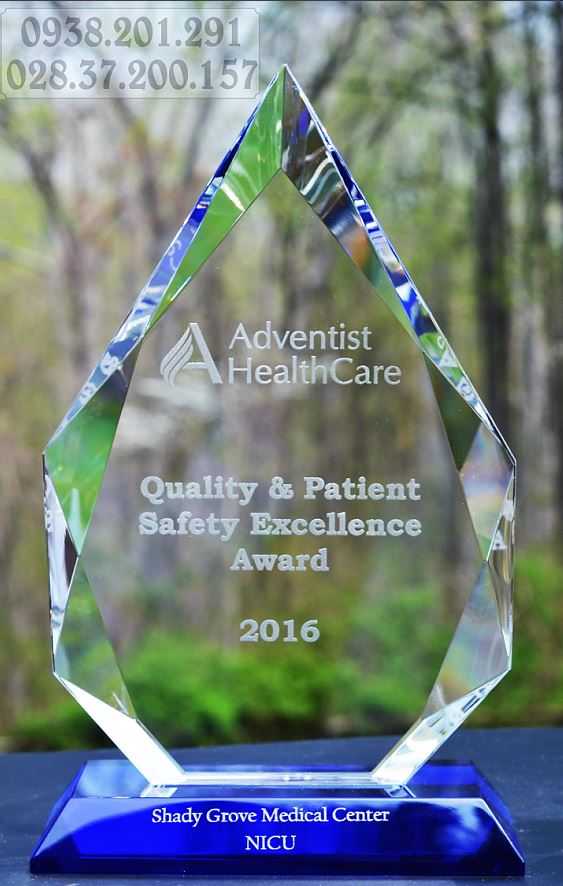 Kỷ niệm chương sản xuất giá rẻ hình thoi, cánh buồm khắc tên quà tặng Kỷ niệm chương sản xuất giá rẻ hình thoi, cánh buồm khắc tên quà tặng