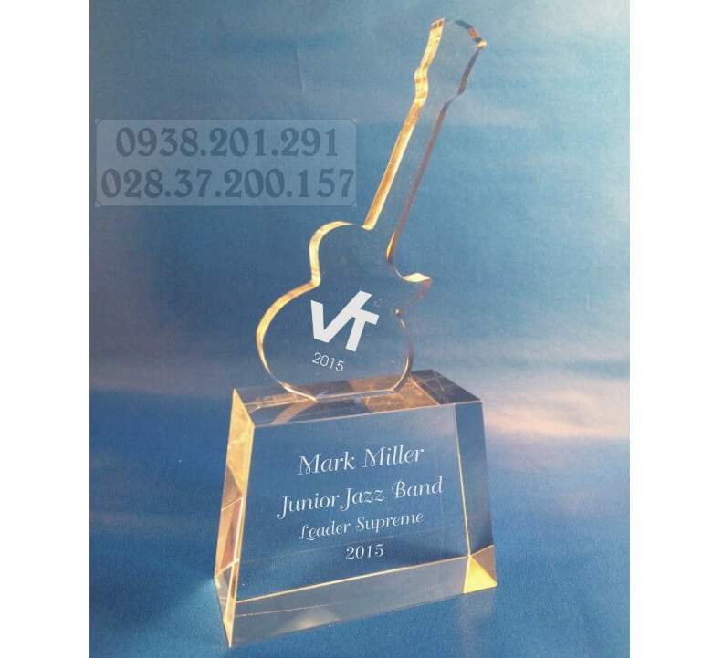 Kỷ niệm chương thủy tinh pha lê hình cây đàn ghita giá rẻ tphcm Kỷ niệm chương thủy tinh pha lê hình cây đàn ghita giá rẻ tphcm