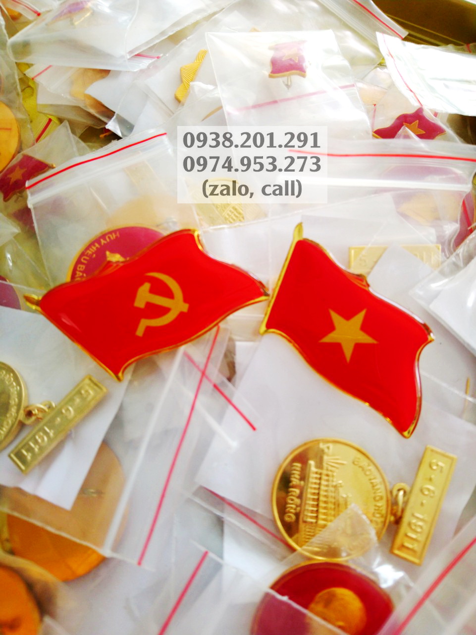 Sản xuất huy hiệu lá cờ đảng đeo ngực áo đại hội đảng đẹp giá rẻ nhất tphcm Sản xuất huy hiệu lá cờ đảng đeo ngực áo đại hội đảng đẹp giá rẻ nhất tphcm