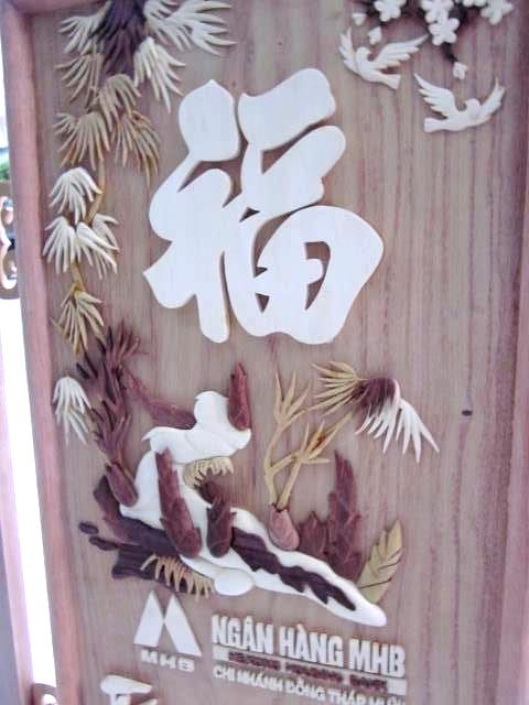 Hình ảnh lịch gỗ thư pháp nghệ thuật khi chưa chế tác xong, chưa sơn phủ nên còn nét mộc mạc vốn có Hình ảnh lịch gỗ thư pháp nghệ thuật khi chưa chế tác xong, chưa sơn phủ nên còn nét mộc mạc vốn có