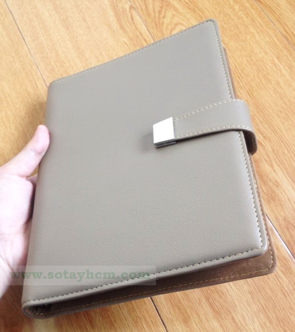 Nhìn từ nhiều góc cạnh, mẫu sổ tay bìa da cao cấp 5AS 155 vẫn rất đẹp và sang trọng Nhìn từ nhiều góc cạnh, mẫu sổ tay bìa da cao cấp 5AS 155 vẫn rất đẹp và sang trọng