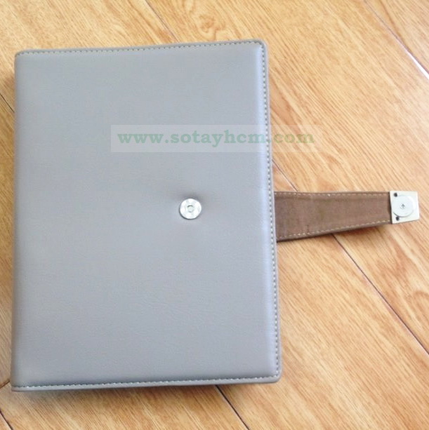 Nắp gài của mẫu sổ tay bìa da cao cấp này được thiết kế rất tinh tế, với nút bấm nam châm tự hít tiện dụng Nắp gài của mẫu sổ tay bìa da cao cấp này được thiết kế rất tinh tế, với nút bấm nam châm tự hít tiện dụng