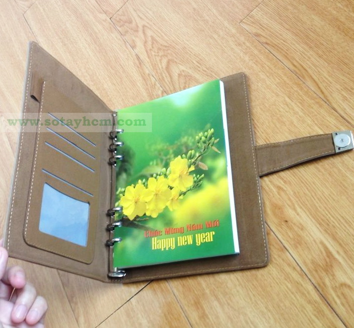 Mặt trong của bìa sổ được thiết kế với các ngăn đựng giấy tờ, namecard, phần cài viết được bố trí bên cạnh bìa rất tiện dụng Mặt trong của bìa sổ được thiết kế với các ngăn đựng giấy tờ, namecard, phần cài viết được bố trí bên cạnh bìa rất tiện dụng