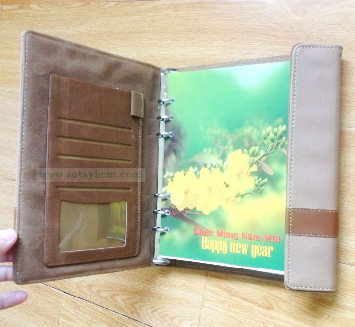 Bên trong bìa sổ da cao cấp có các ngăn để đựng giấy tờ và chỗ gài viết rất tiện dụng Bên trong bìa sổ da cao cấp có các ngăn để đựng giấy tờ và chỗ gài viết rất tiện dụng
