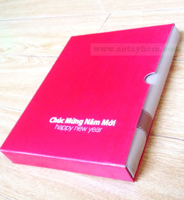 Hộp đựng sổ tay bìa da cao cấp được thiết kế gọn gàng, tiện dụng mà vẫn lịch sự, trang trọng Hộp đựng sổ tay bìa da cao cấp được thiết kế gọn gàng, tiện dụng mà vẫn lịch sự, trang trọng