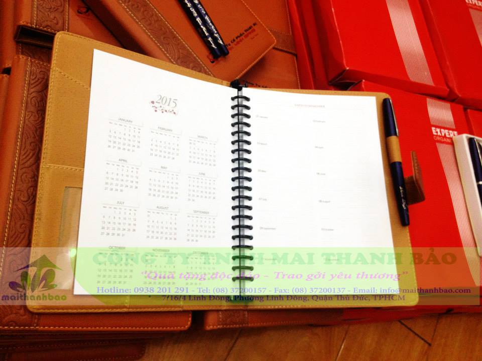 Sổ tay bìa da cao cấp màu da bò phối nâu, in logo 2 màu xanh đỏ Sổ tay bìa da cao cấp màu da bò phối nâu, in logo 2 màu xanh đỏ