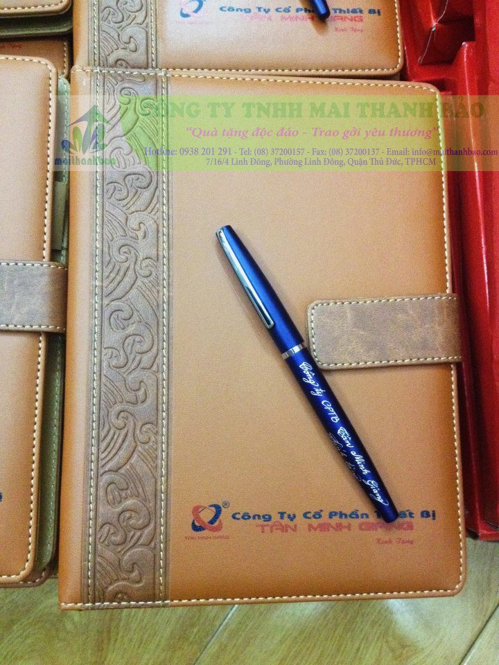 Sổ tay bìa da cao cấp màu da bò phối nâu, in logo 2 màu xanh đỏ Sổ tay bìa da cao cấp màu da bò phối nâu, in logo 2 màu xanh đỏ