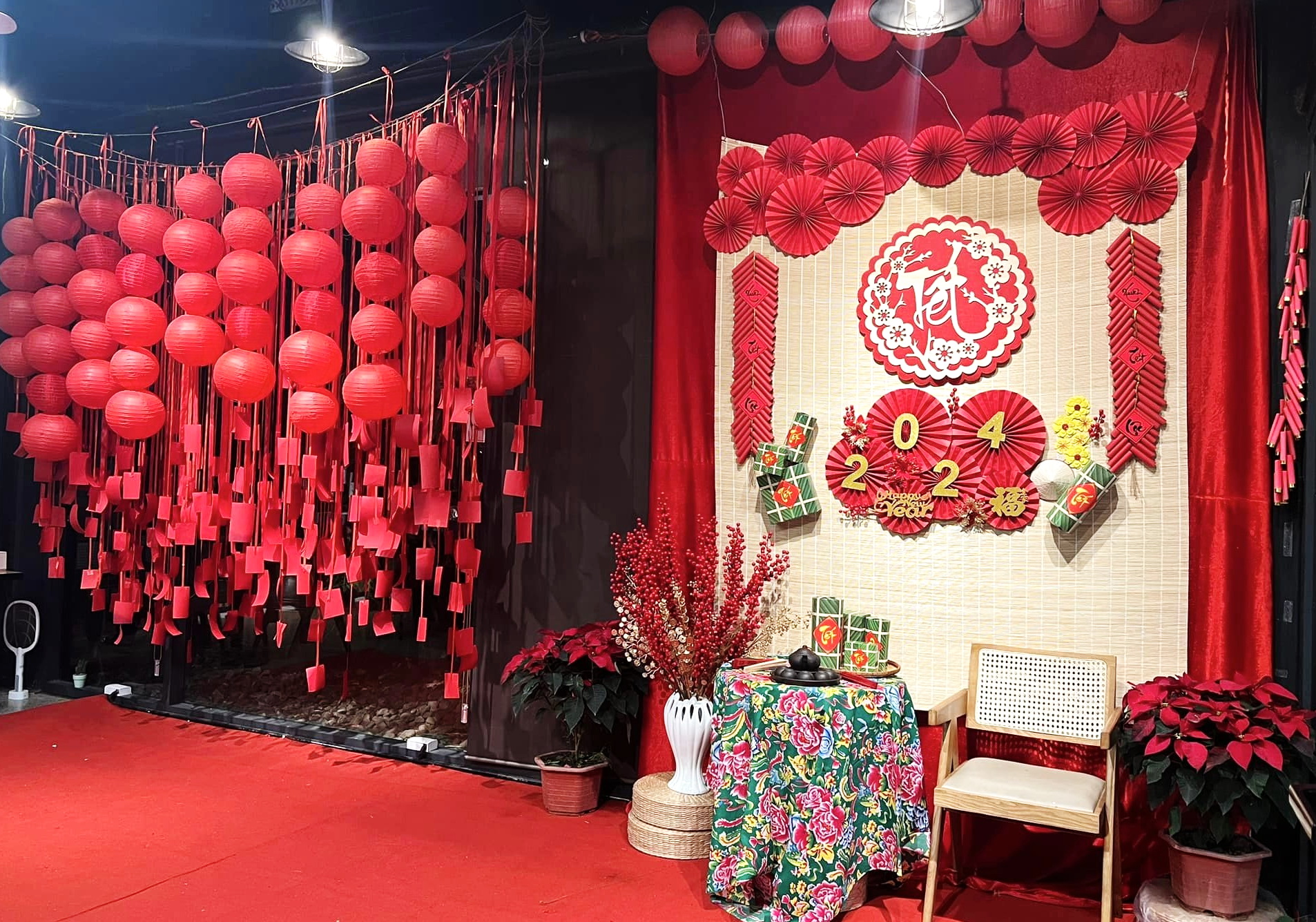 Trang trí quán cà phê nhà hàng quán ăn dịp Tết rực rỡ màu đỏ đẹp mắt và ấm cúng Trang trí quán cà phê nhà hàng quán ăn dịp Tết rực rỡ màu đỏ đẹp mắt và ấm cúng