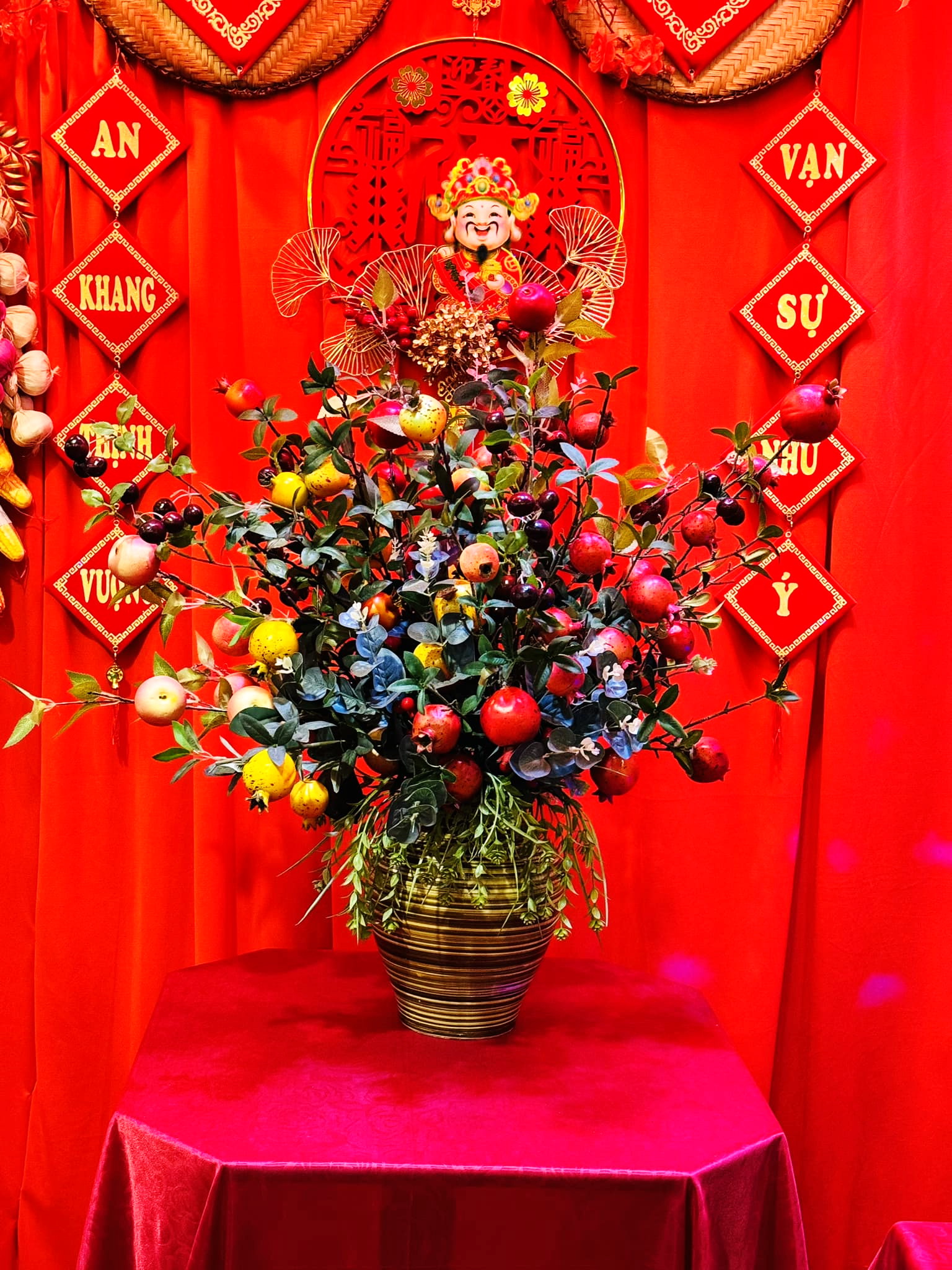 Trang trí quán cà phê nhà hàng quán ăn dịp Tết rực rỡ màu đỏ đẹp mắt và ấm cúng Trang trí quán cà phê nhà hàng quán ăn dịp Tết rực rỡ màu đỏ đẹp mắt và ấm cúng