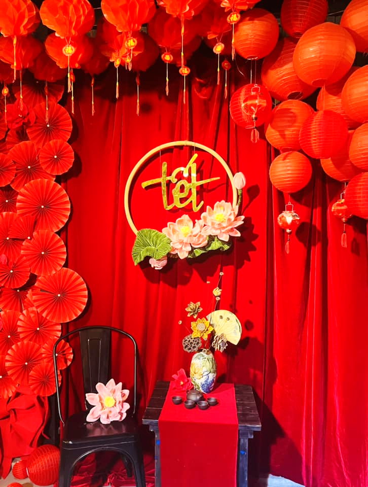 Trang trí quán cà phê nhà hàng quán ăn dịp Tết rực rỡ màu đỏ đẹp mắt và ấm cúng Trang trí quán cà phê nhà hàng quán ăn dịp Tết rực rỡ màu đỏ đẹp mắt và ấm cúng