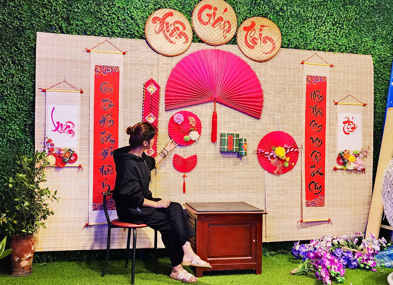 Trang trí quán cà phê nhà hàng quán ăn dịp Tết rực rỡ màu đỏ đẹp mắt và ấm cúng Trang trí quán cà phê nhà hàng quán ăn dịp Tết rực rỡ màu đỏ đẹp mắt và ấm cúng