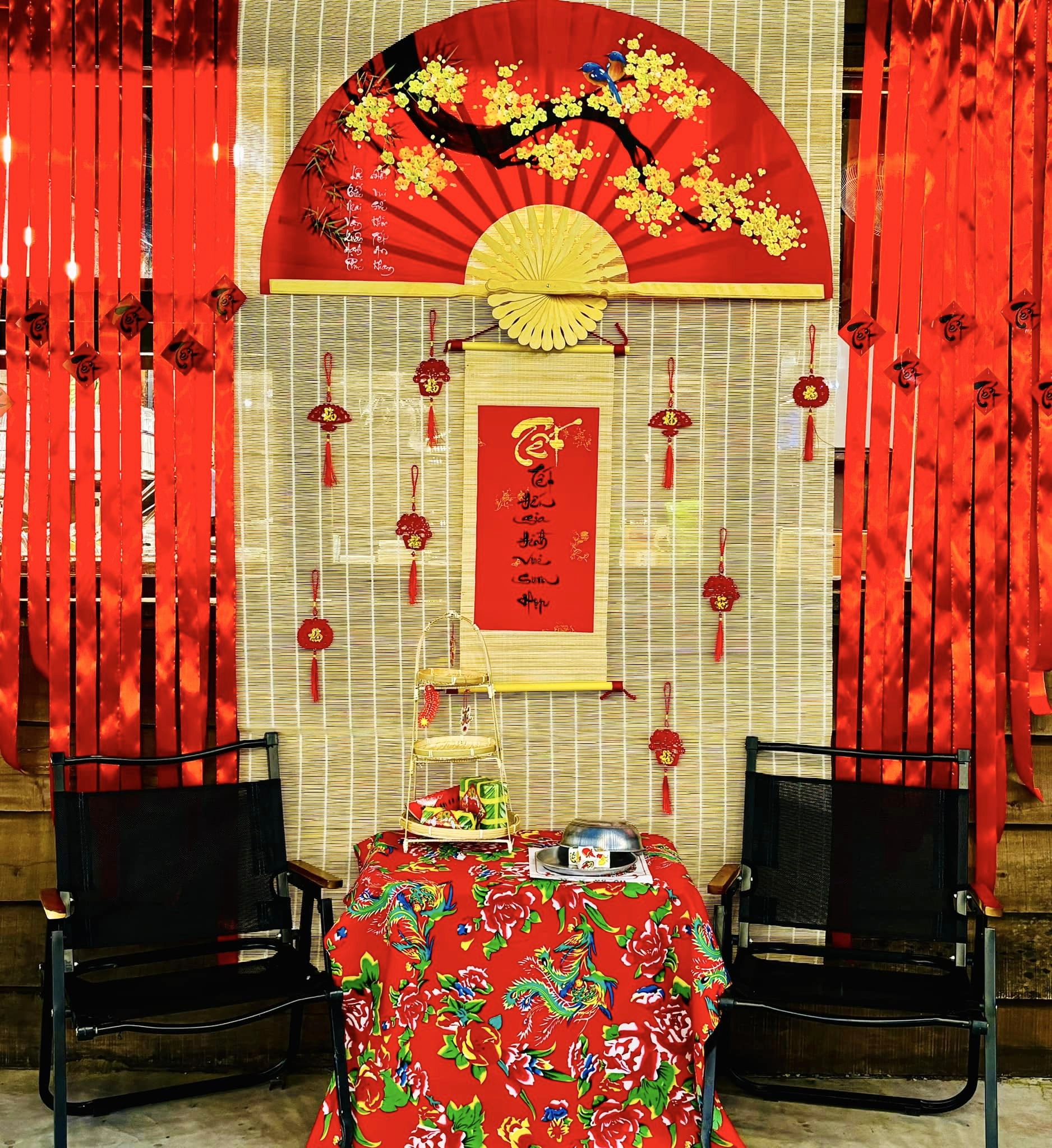 Trang trí quán cà phê nhà hàng quán ăn dịp Tết rực rỡ màu đỏ đẹp mắt và ấm cúng Trang trí quán cà phê nhà hàng quán ăn dịp Tết rực rỡ màu đỏ đẹp mắt và ấm cúng