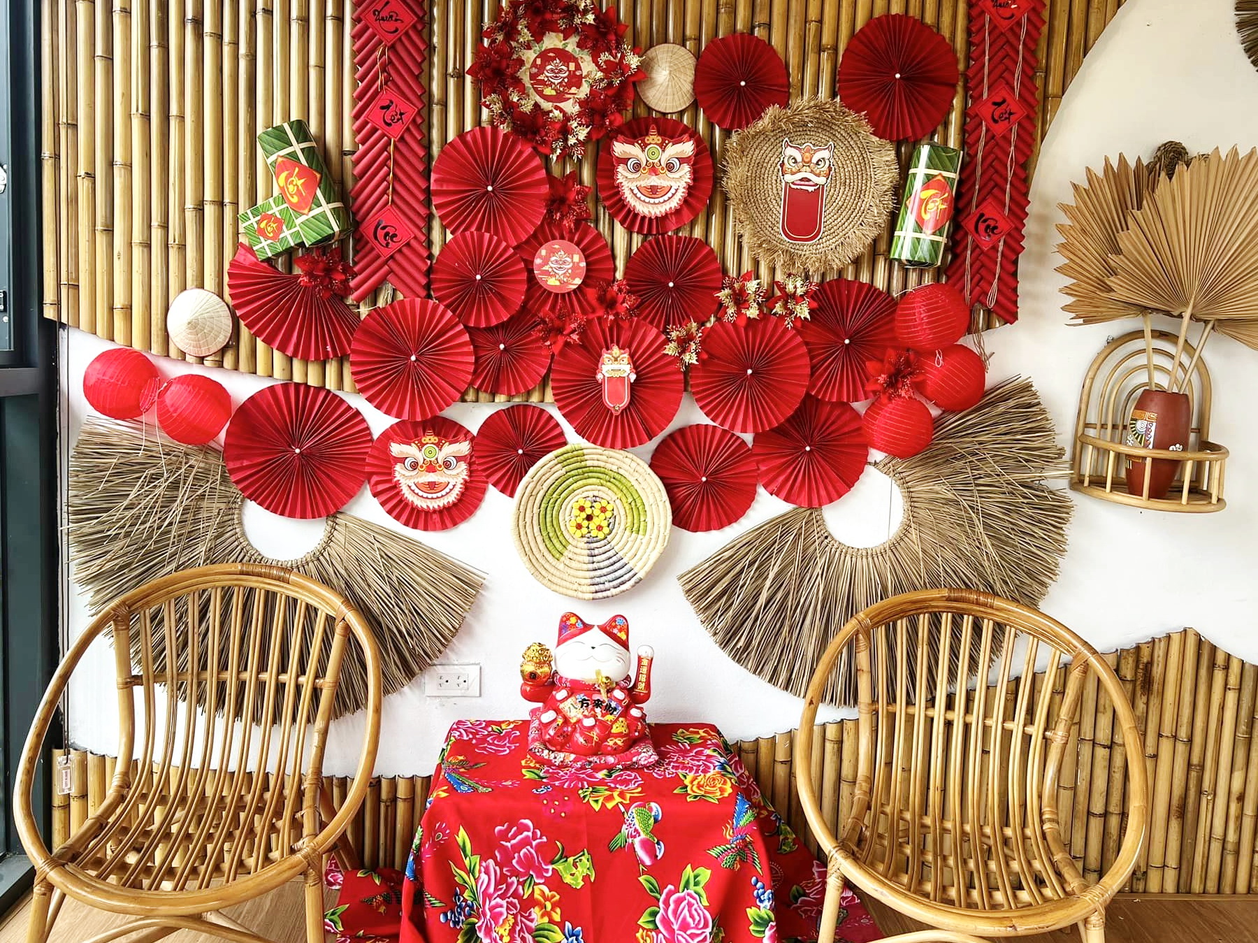 Trang trí quán cà phê nhà hàng quán ăn dịp Tết rực rỡ màu đỏ đẹp mắt và ấm cúng Trang trí quán cà phê nhà hàng quán ăn dịp Tết rực rỡ màu đỏ đẹp mắt và ấm cúng
