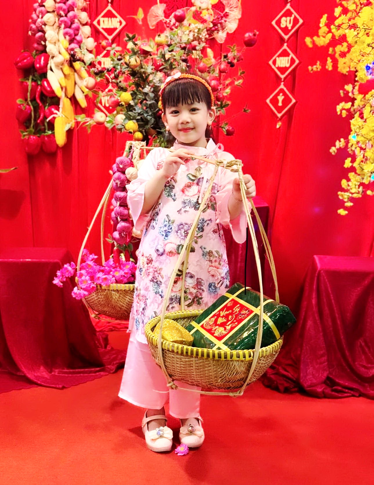 Trang trí quán cà phê nhà hàng quán ăn dịp Tết rực rỡ màu đỏ đẹp mắt và ấm cúng Trang trí quán cà phê nhà hàng quán ăn dịp Tết rực rỡ màu đỏ đẹp mắt và ấm cúng