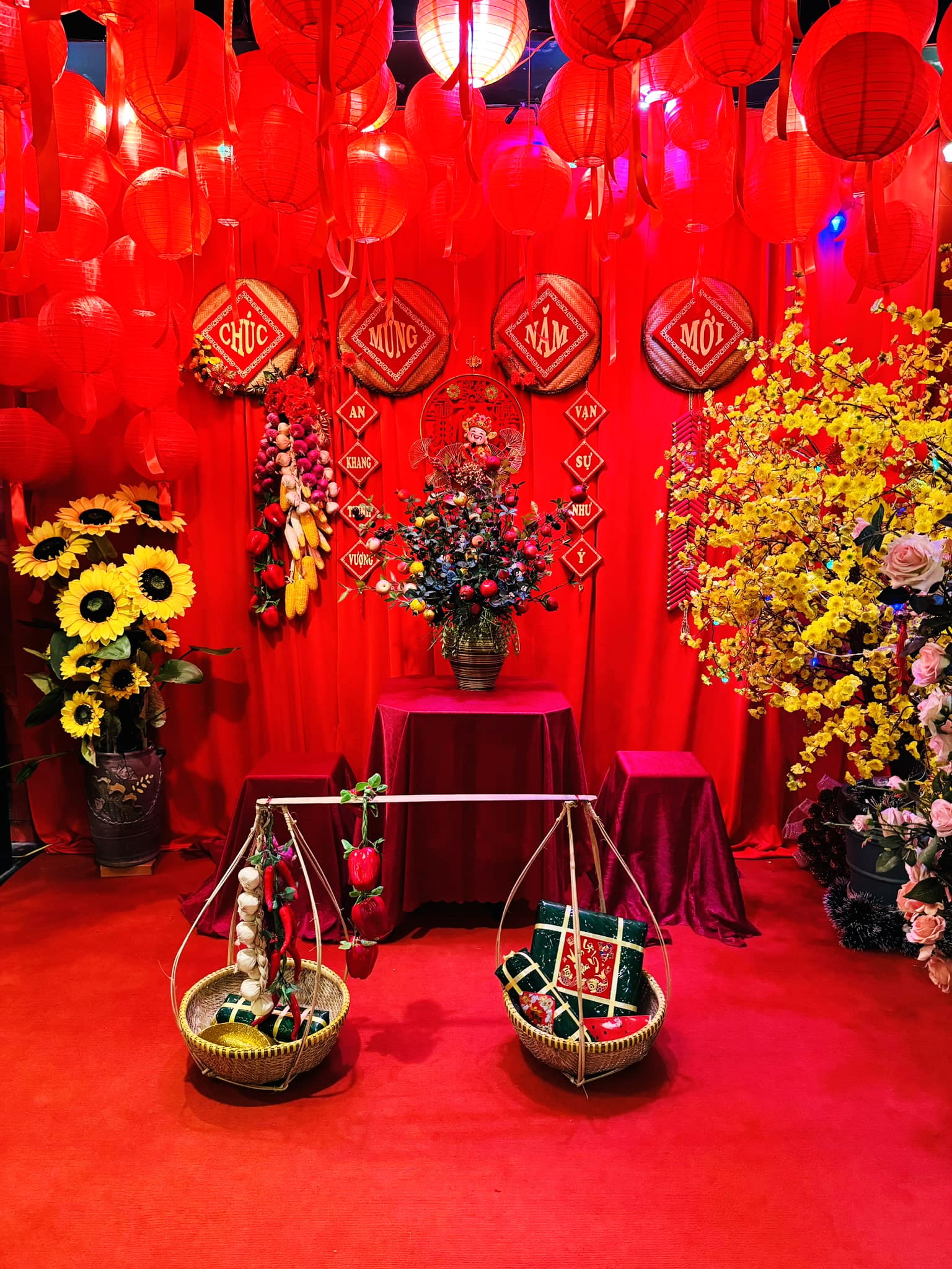 Trang trí quán cà phê nhà hàng quán ăn dịp Tết rực rỡ màu đỏ đẹp mắt và ấm cúng Trang trí quán cà phê nhà hàng quán ăn dịp Tết rực rỡ màu đỏ đẹp mắt và ấm cúng