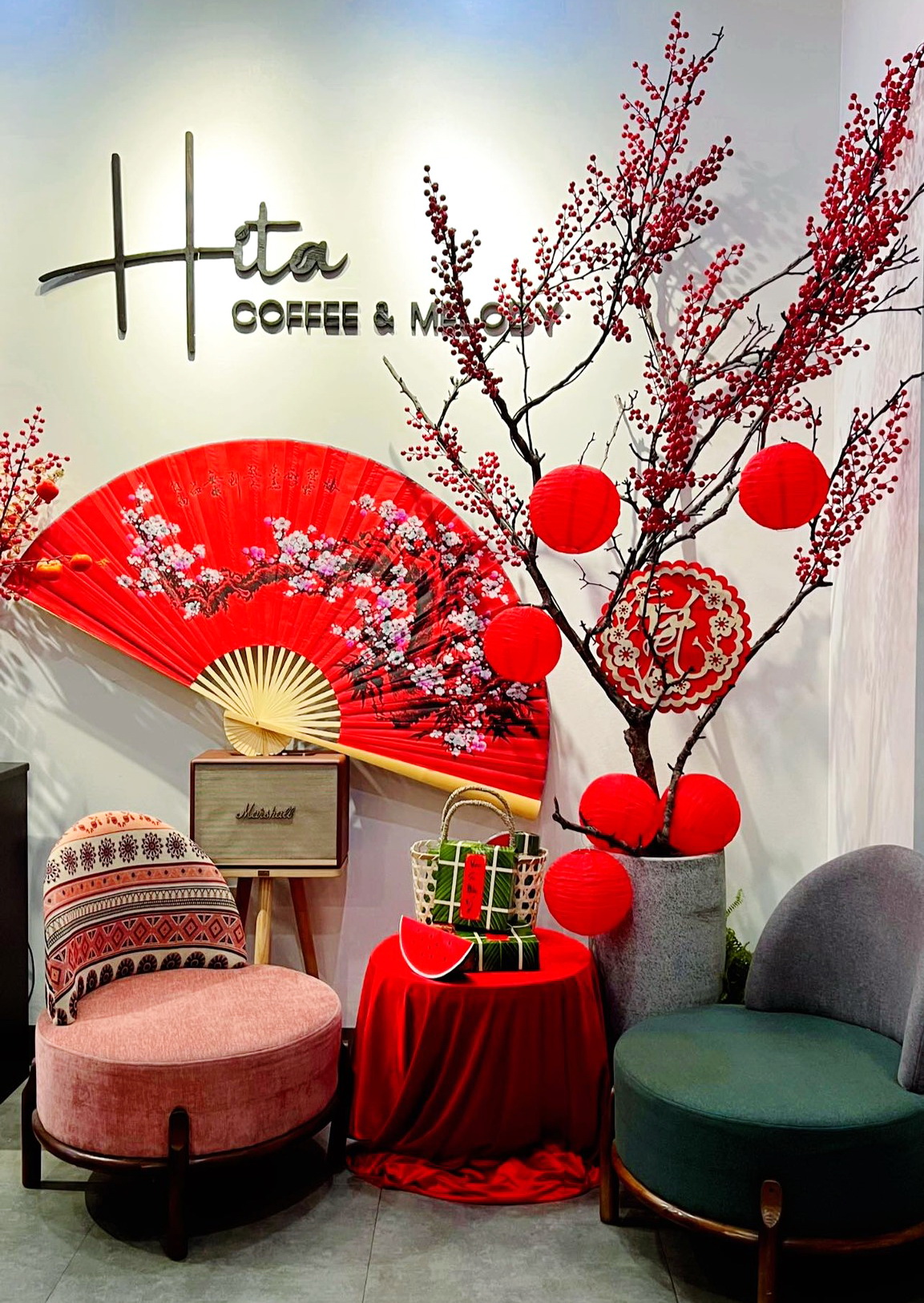 Trang trí quán cà phê nhà hàng quán ăn dịp Tết rực rỡ màu đỏ đẹp mắt và ấm cúng Trang trí quán cà phê nhà hàng quán ăn dịp Tết rực rỡ màu đỏ đẹp mắt và ấm cúng