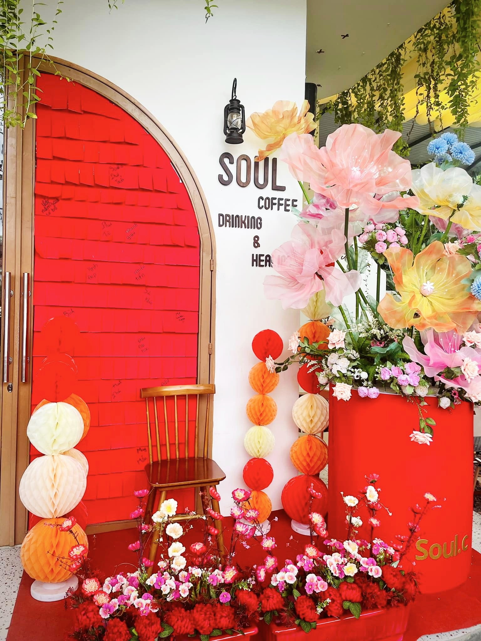 Trang trí quán cà phê nhà hàng quán ăn dịp Tết rực rỡ màu đỏ đẹp mắt và ấm cúng Trang trí quán cà phê nhà hàng quán ăn dịp Tết rực rỡ màu đỏ đẹp mắt và ấm cúng