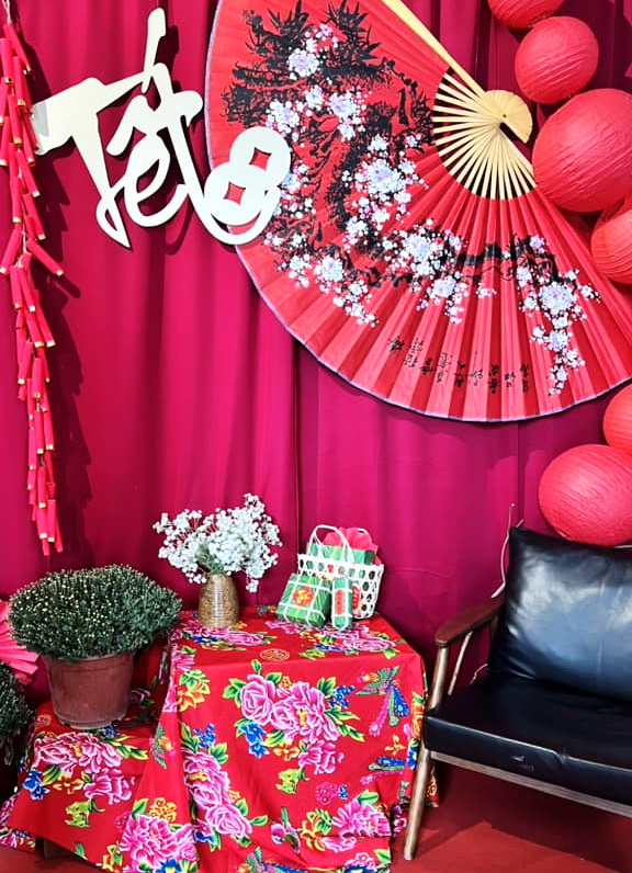 Trang trí quán cà phê nhà hàng quán ăn dịp Tết rực rỡ màu đỏ đẹp mắt và ấm cúng Trang trí quán cà phê nhà hàng quán ăn dịp Tết rực rỡ màu đỏ đẹp mắt và ấm cúng