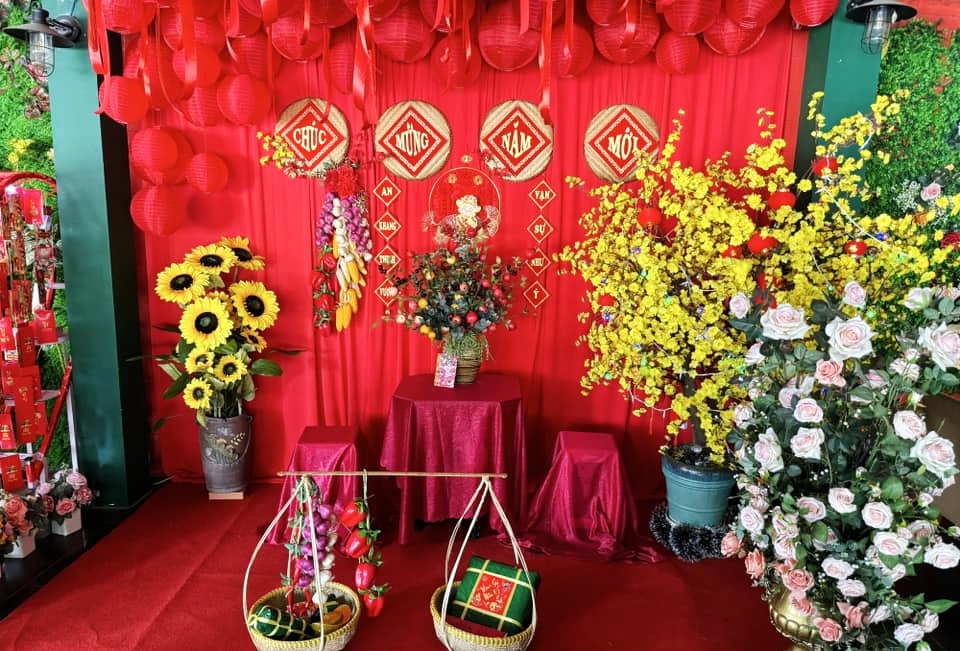 Trang trí quán cà phê nhà hàng quán ăn dịp Tết rực rỡ màu đỏ đẹp mắt và ấm cúng Trang trí quán cà phê nhà hàng quán ăn dịp Tết rực rỡ màu đỏ đẹp mắt và ấm cúng