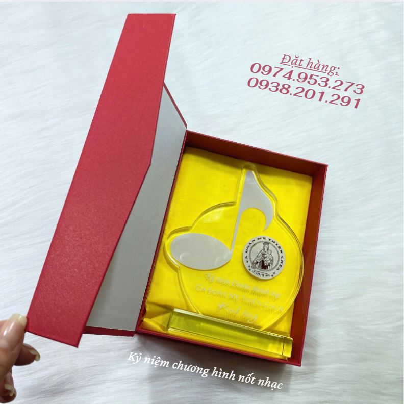 Kỷ niệm chương pha lê hình nốt nhạc lưu niệm đẹp giá rẻ Kỷ niệm chương pha lê hình nốt nhạc lưu niệm đẹp giá rẻ