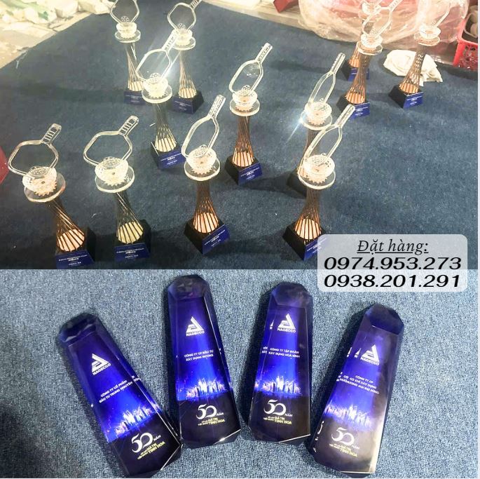 Kỷ niệm chương pha lê thuỷ tinh đẹp kiểu dáng độc đáo Kỷ niệm chương pha lê thuỷ tinh đẹp kiểu dáng độc đáo