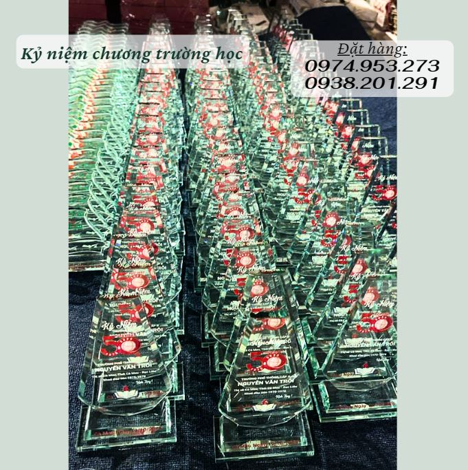 Kỷ niệm chương pha lê thuỷ tinh đẹp kiểu dáng độc đáo Kỷ niệm chương pha lê thuỷ tinh đẹp kiểu dáng độc đáo