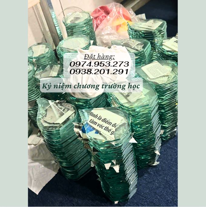 Kỷ niệm chương pha lê thuỷ tinh đẹp kiểu dáng độc đáo Kỷ niệm chương pha lê thuỷ tinh đẹp kiểu dáng độc đáo