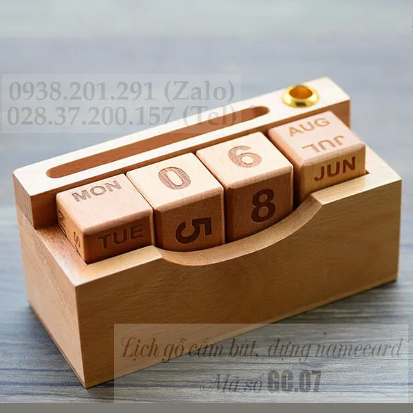 Lịch gỗ cắm bút đựng namecard khắc tên