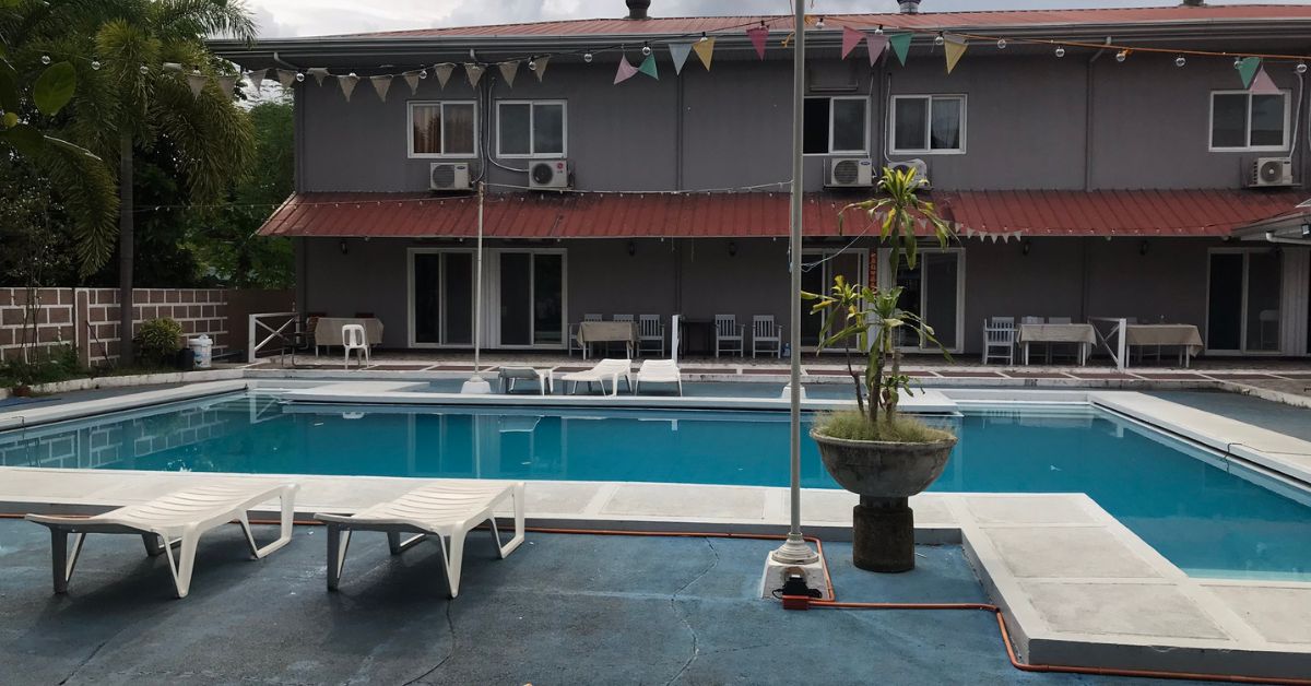 Hồ bơi ngay cạnh khu ký túc xá của học viên