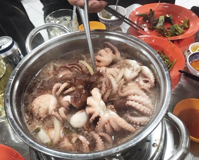 Bạch tuộc sống nhúng giấm món lạ vùng biển Bạch tuộc sống nhúng giấm món lạ vùng biển