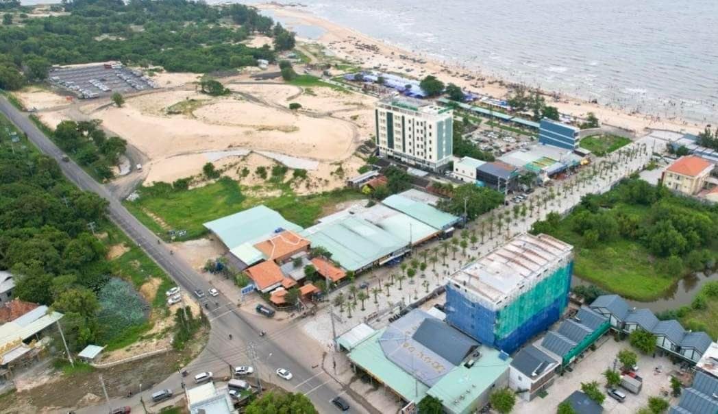 Ngã tư Hồ Tràm nhìn từ trên cao sẽ thấy được bãi tắm Ngã tư Hồ Tràm nhìn từ trên cao sẽ thấy được bãi tắm