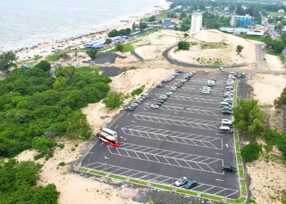 Khu vực bãi đậu xe ô tô tại bãi tắm chợ hải sản Hồ Tràm Khu vực bãi đậu xe ô tô tại bãi tắm chợ hải sản Hồ Tràm