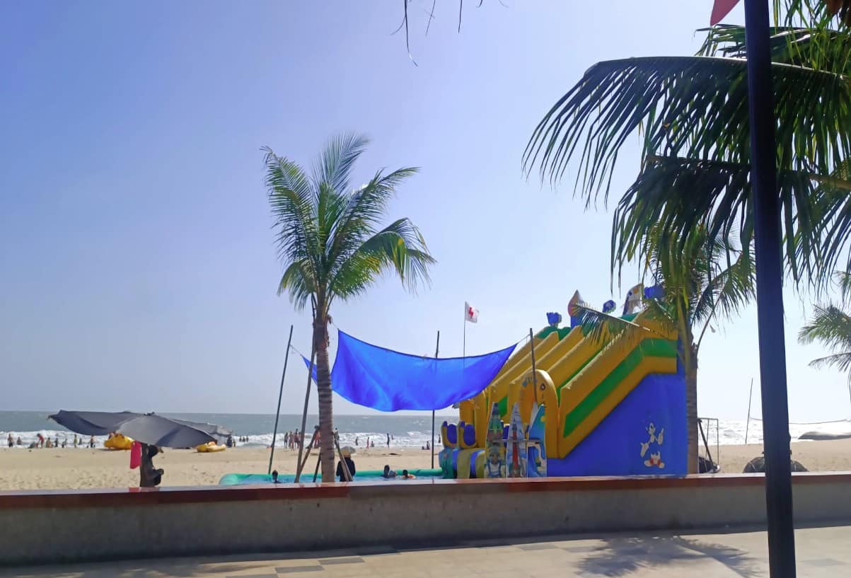 Khu vực nhà phao trên bãi cát cho trẻ em Khu vực nhà phao trên bãi cát cho trẻ em