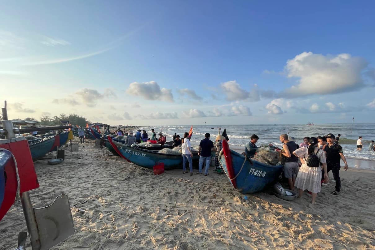 Ngư dân kéo thuyền lên bờ tại bãi tắm chợ hải sản Hồ Tràm Ngư dân kéo thuyền lên bờ tại bãi tắm chợ hải sản Hồ Tràm