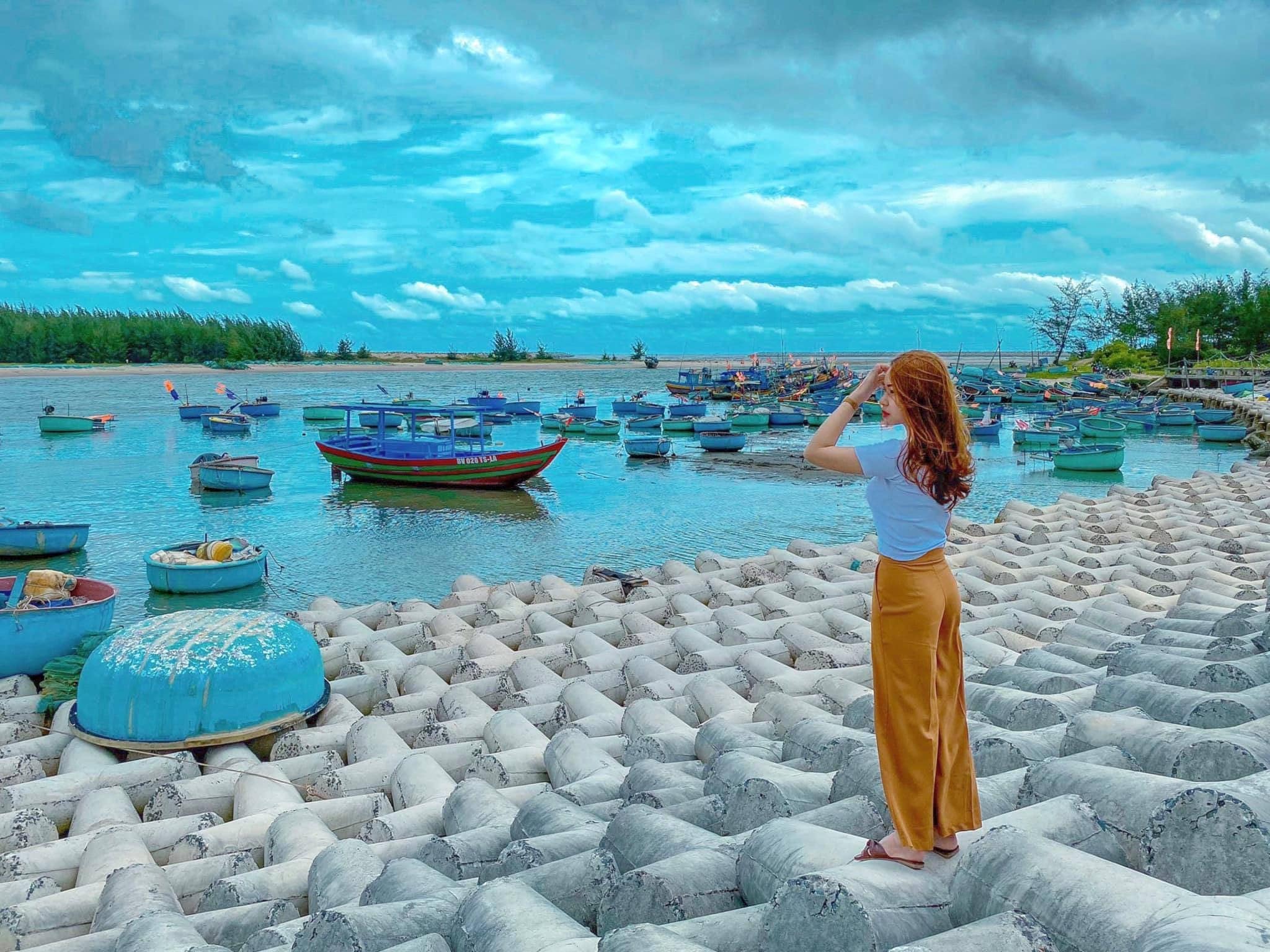 Du khách chụp hình check in tại cảng cá Lộc An Du khách chụp hình check in tại cảng cá Lộc An